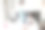 拉丁美洲母亲躺在床上，用她的笔记本电脑工作，女儿在家里跳在床上，墨西哥办公室概念拉丁美洲，西班牙裔女性家庭图片下载