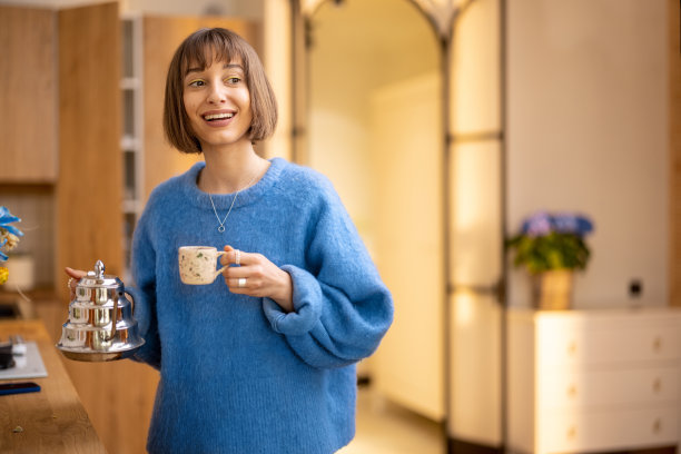 女人在家煮咖啡图片下载