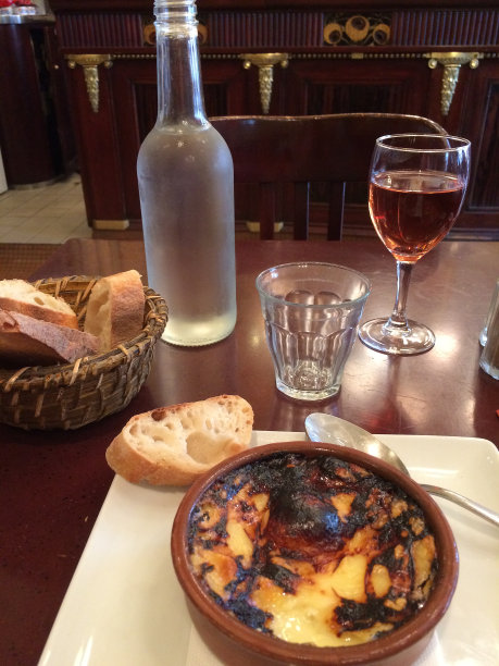 烤卡门培尔奶酪，面包和葡萄酒图片下载