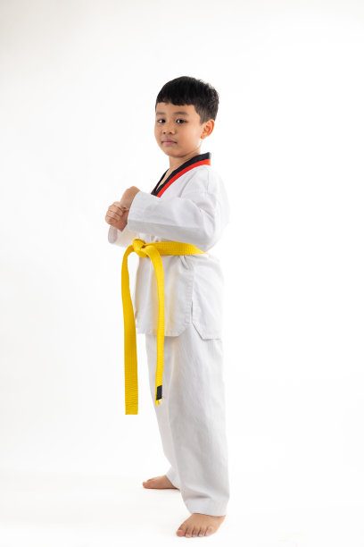 孩子们空手道武术。黄腰带跆拳道服。亚裔男生被孤立在白底横幅上图片下载
