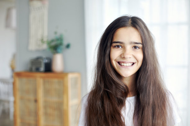 在舒适的客厅里摆姿势的少女图片下载