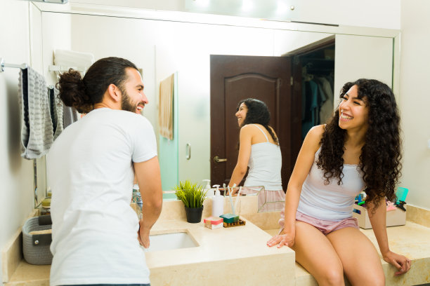 清洁和洗脸后在浴室里聊天的放松夫妇图片下载