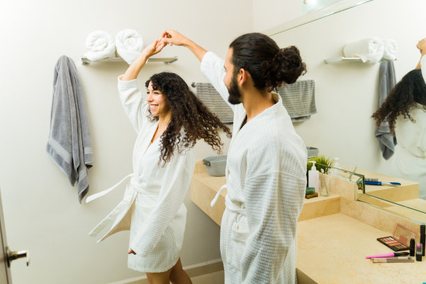 浪漫的情侣在浴室里跳舞图片下载