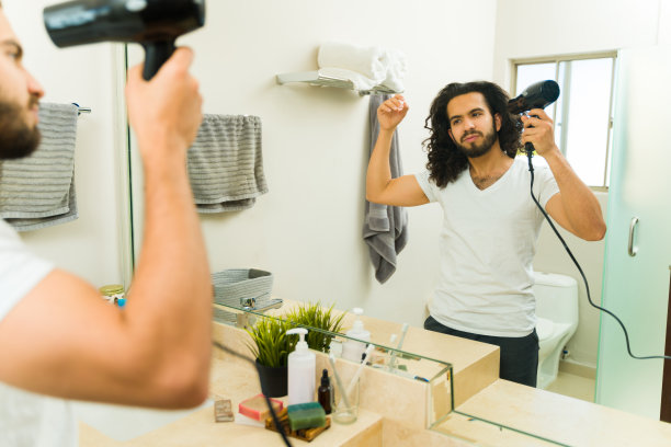 卷发的墨西哥人吹干头发图片下载