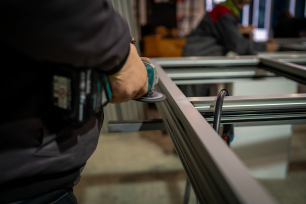 磨削钢。研磨机里的鱼子酱。圆锯图片下载