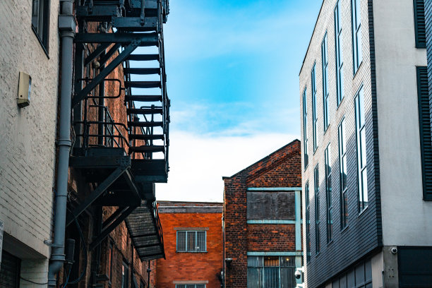 火灾发生在曼彻斯特城市建筑的一栋公寓楼的楼梯上图片下载