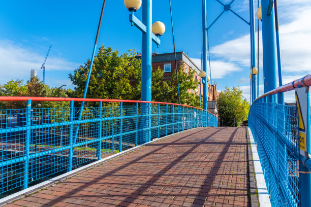 曼彻斯特索尔福德码头的桥水运河人行天桥图片下载