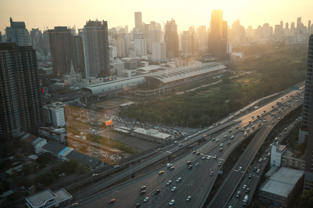 泰国曼谷商业区拥挤的现代办公楼和公寓生活区图片下载