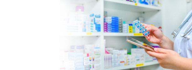 药剂师手持手机在药店配药图片下载
