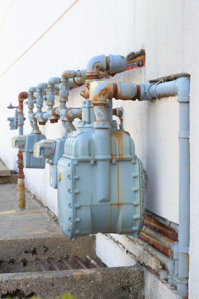 建筑物外部的一排燃气计量表。图片下载