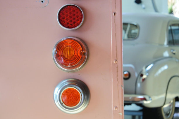 拖在一辆老爷车后面的旧大篷车图片下载