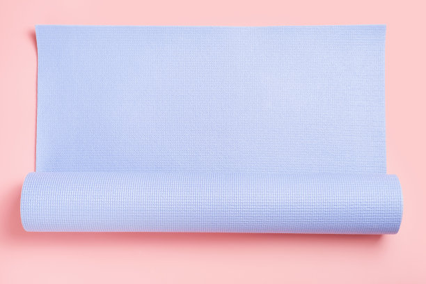 运动垫训练在一个粉红色的背景特写。图片下载