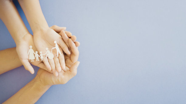 牵手多元家庭、快乐护工和志愿者、残疾人养老院、康复和健康保险理念图片下载