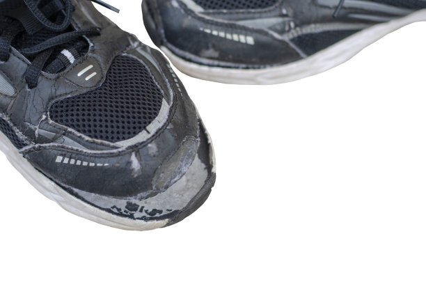 接近破碎的旧黑鞋孤立的白色背景与剪辑路径图片下载