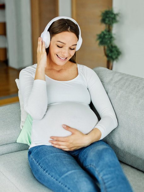 孕妇肖像母亲女性怀孕肚子年轻音乐耳机耳机听声音孕妇肚子快乐女孩期待母亲幸福图片下载