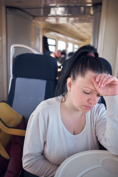 一名女子在火车座位上睡觉。图片下载