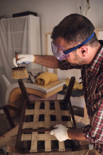 一名男子在一个小型家庭作坊里修理和修复家具。图片下载