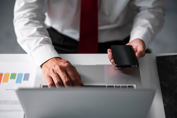 商人使用智能手机和平板电脑的特写。商业与技术理念图片下载