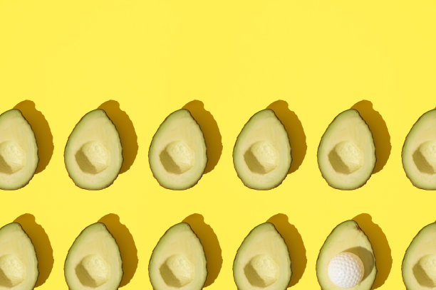 两个半牛油果配一个高尔夫球。模式。图片下载