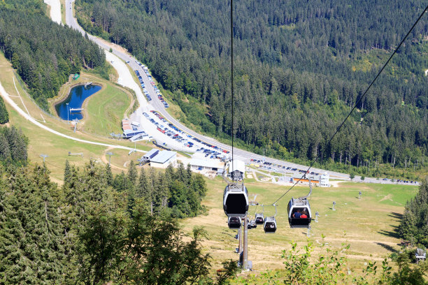 Gondola lift (cable car) to mountain Großer Arber and valley station in Bavarian Forest, Germany图片下载