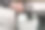 一名妇女用手向堆肥箱中倒入博卡什发酵麸皮。负责任的妇女将有机食物剩余物和废物转化为天然肥料图片下载