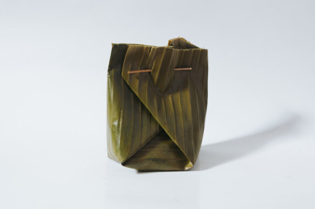 印尼的香蕉叶，用竹签锁住，用来包裹食物图片下载