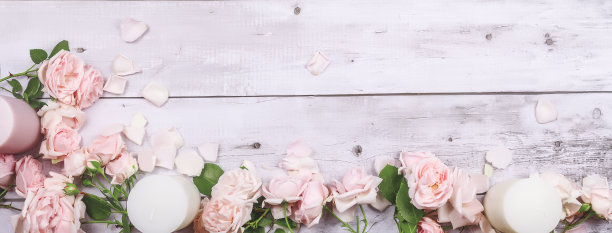 春天的花。粉红色的花朵玫瑰在白色的木制背景上。平铺，俯视图，放置空间。生日，母亲节，情人节，女人节，结婚节的概念。图片下载