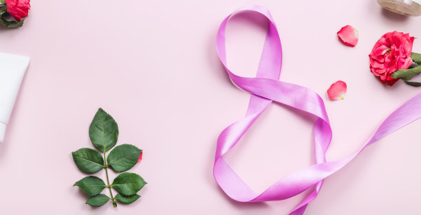 妇女节礼物。一套专业的装饰化妆品，以及彩色背景上的配件。美丽时尚的理念。平铺构图，俯视图图片下载