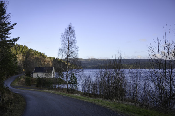挪威法里斯湖畔的孤独教堂图片下载