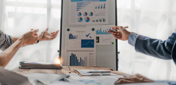 商务人士开会讨论市场形势。男性坐在室内咖啡店里用手提电脑键盘打字，选择性对焦，软对焦图片下载