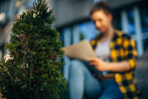 那个女人正在画画图片下载