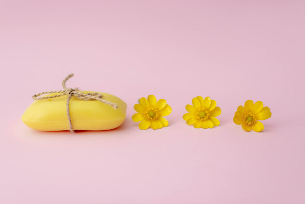 粉红色背景上的肥皂。设计模型图片下载
