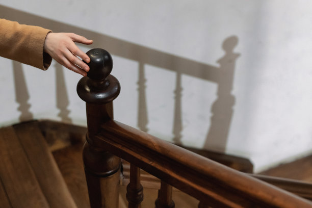 带扶手的木制楼梯。图片下载