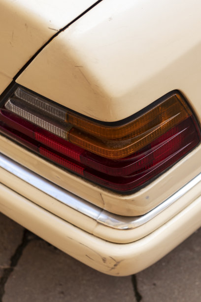 汽车后前灯的特写照片。图片下载