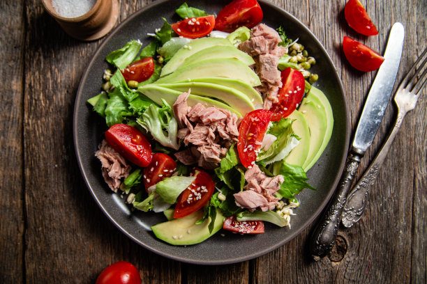 碗里有金枪鱼、鳄梨和西红柿沙拉图片下载