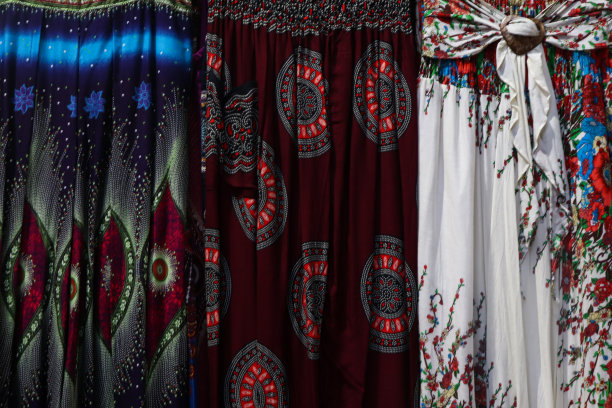 三条不同颜色和图案的裙子的封闭背景图片下载