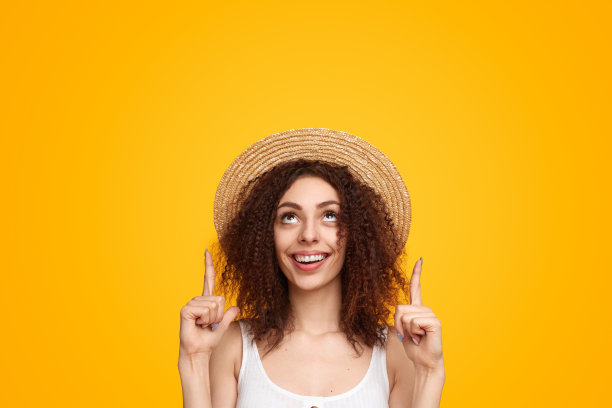 满足的女人在演播室里指指点点图片下载