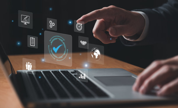 企业家指着显示最高服务质量标准的证书图标或商业服务认证。质量保证在组织中的正式概念。图片下载