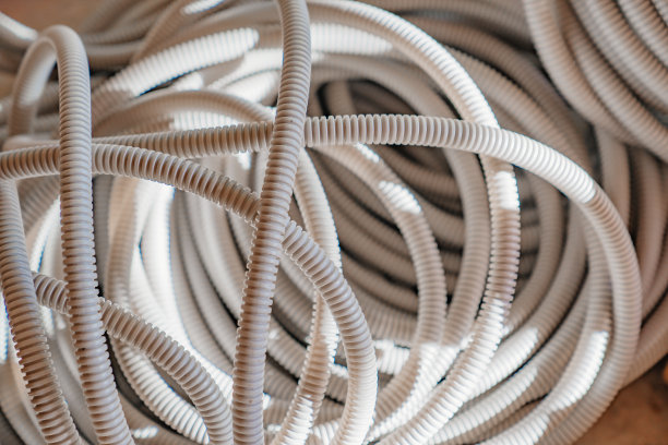 波纹管敷设建筑物内的电力和小电流线路。图片下载