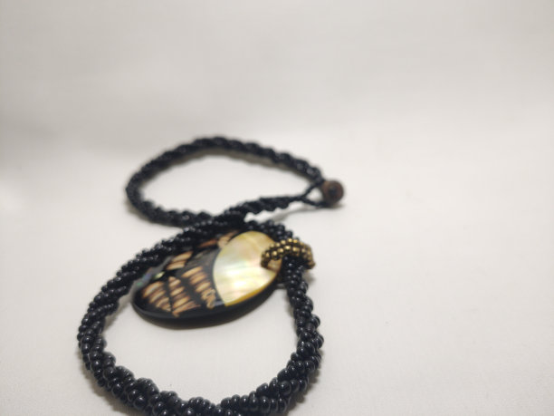手工项链用黑色的绳子，黄色的天然石头图片下载