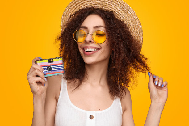 拿着袖珍相机的快乐女游客图片下载