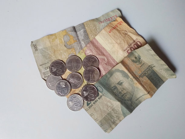 纸币5000印尼盾，2000印尼盾和1000印尼盾硬币在一个破旧和凌乱的状态图片下载