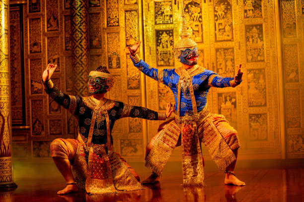 孔庙或传统的泰国经典蒙面从拉玛金猴人物的动作一起跳舞与泰国绘画为背景，在公共场所。图片下载