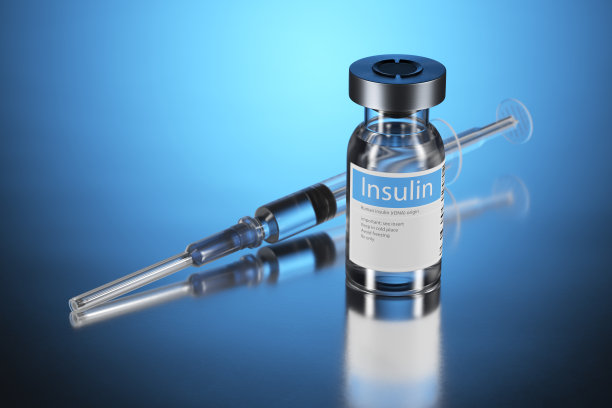 这些小瓶似乎是由玻璃制成的，并标有所含胰岛素的名称。桌上有一个注射器，可用于从小瓶中提取胰岛素。注射器是透明的，看起来是空的。这张金属桌子是图片下载