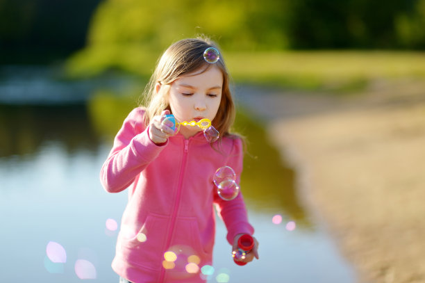 有趣可爱的小女孩吹肥皂泡图片下载