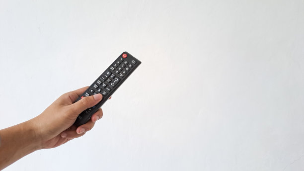 手持遥控器孤立的白色背景图片下载