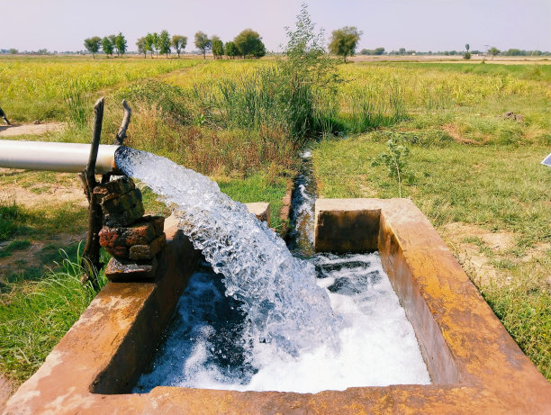 灌溉管井水泵用于农业田间灌溉，管井为灌溉作物输送水，电动农用灌溉机械浇灌管井pozo de riego管钻孔图像照片图片下载