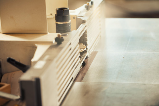 现代木工车间的木工工作。图片下载