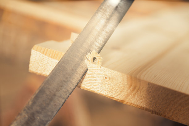 雕刻木头的工匠用的刀刃图片下载