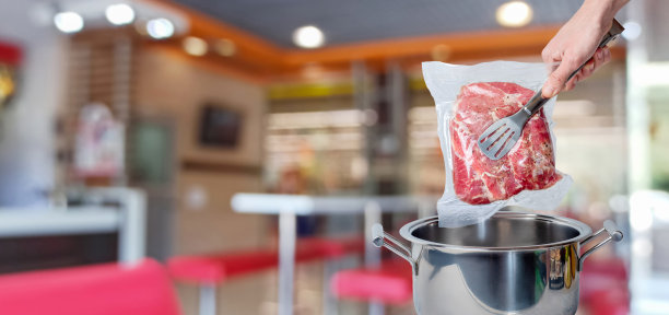 饭店用真空包装烹调肉类。图片下载